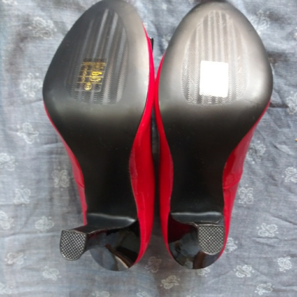Pin Up Red Heels - Picture 5 of 5